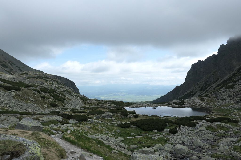 Pleso Nad Skokum (Nadskok-See), im Hintergrund Štrbské Pleso