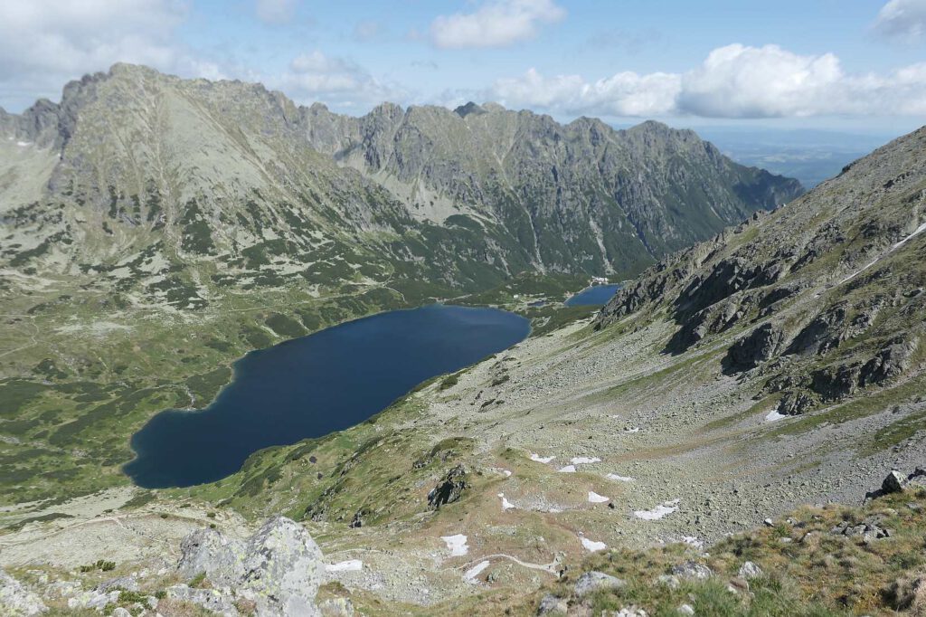Blick auf Seen im 5-Seen Tal vom Gipfel, Hohe Tatra
