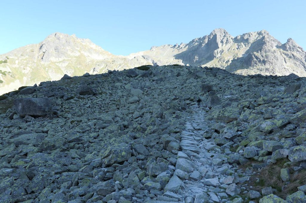 Hohe Tatra: Wanderweg über Geröll und Felsen
