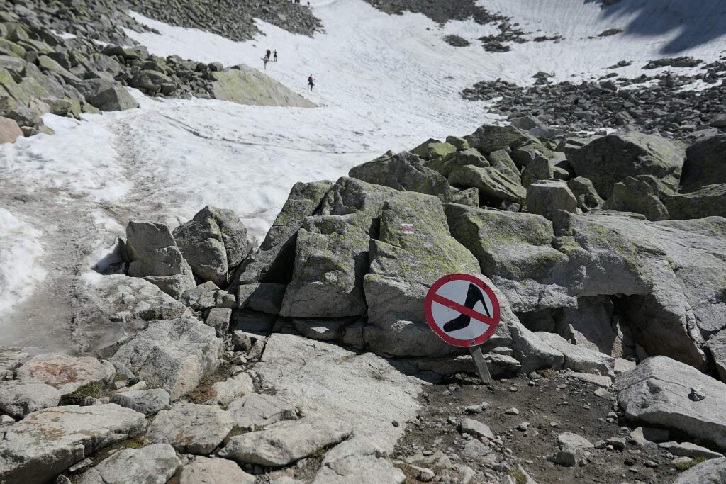 Hohe Tatra: Ein Schild warnt vor dem Betreten des Schneefeldes mit High Heels.