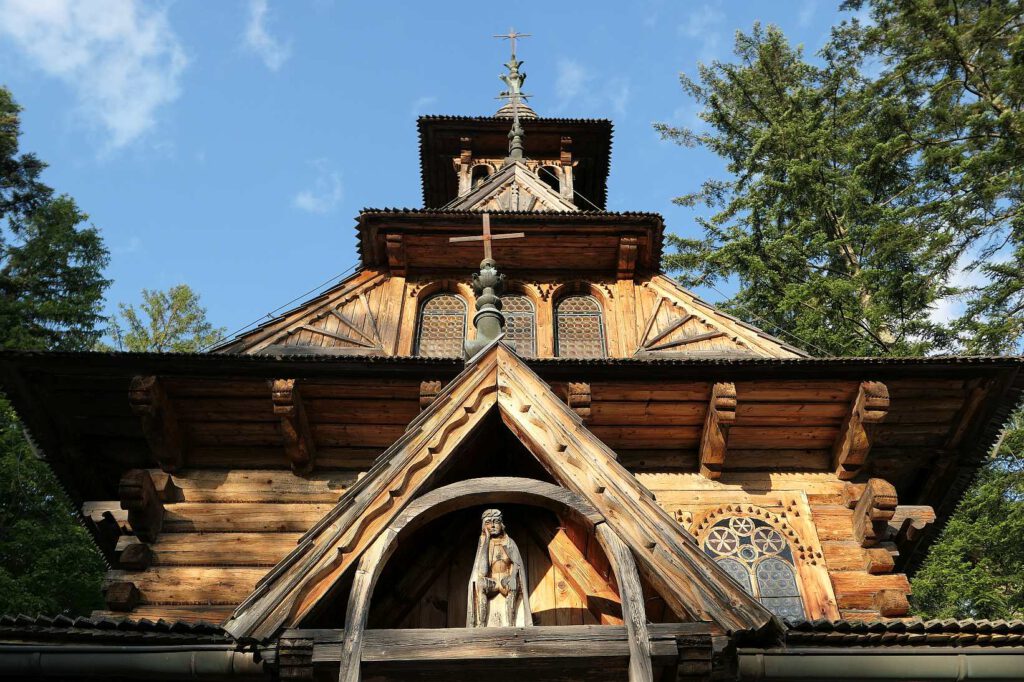 Errichetet wurde die Kapelle 1904 in traditioneller Holzbaukunst (Zakopane-Stil) 