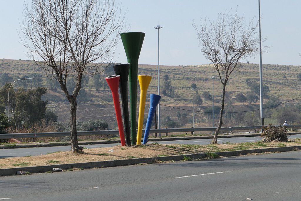 Vuvuzelas auf einem Fahrbahnmittelstreifen in Soweto