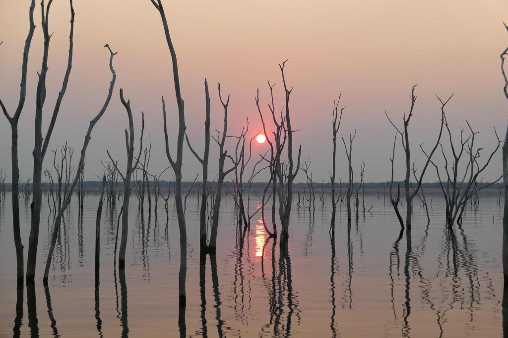 Sonnenuntergang über dem Karibasee in Simbabwe
