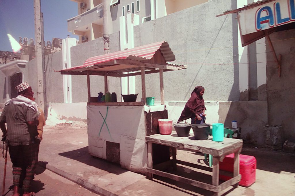 Straßenhändlerin in Mogadischu, Somalia