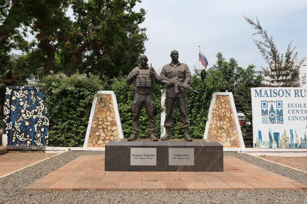 Jewgeni Prigoschin in Schutzweste mit Walkie-Talkie, sowie Kommandeur Dmitri Utkin mit einer AK-47; Zentralafrikanische Republik