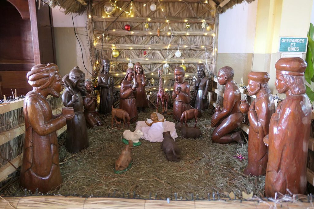 Krippe mit Giraffe in der Kathedrale Notre Dame in Bangui, Zentralafrikanische Republik
