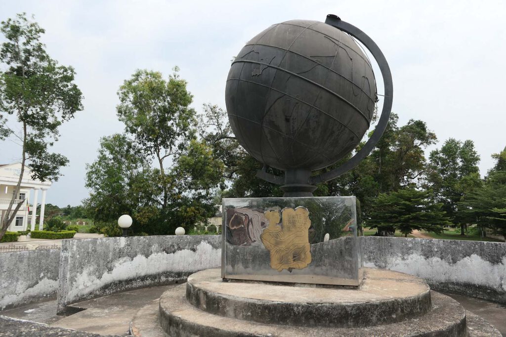 Äquator-Denkmal in Makoua in der Republik Kongo
