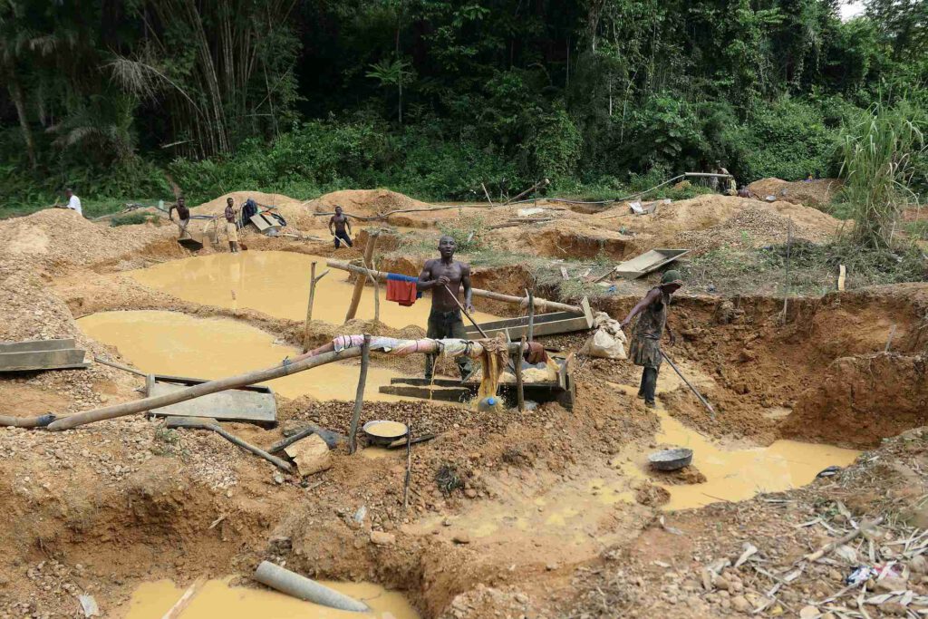 Goldgräber bei Dimonika in der Republik Kongo