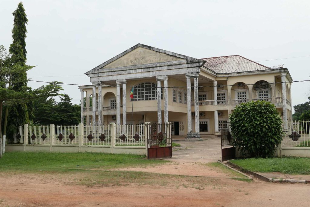 Rathaus von Makoua in der Republik Kongo