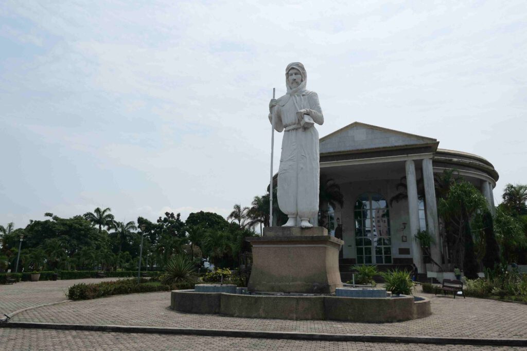 Statue von Pierre Savorgnan de Brazza vor seinem Mausoleum.