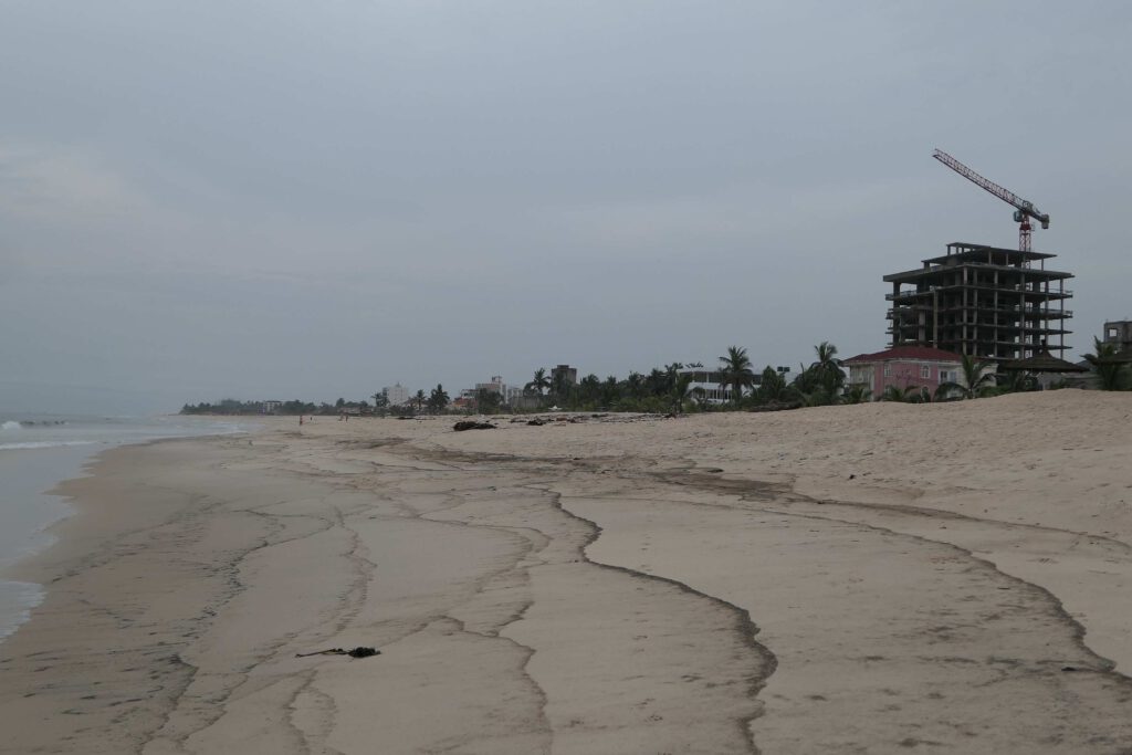Ölspuren am Strand von Point Noire in der Republik Kongo