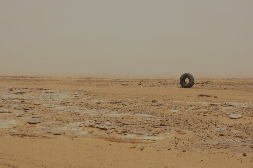 Autoreifen markieren im Tschad die Piste nach Libyen 