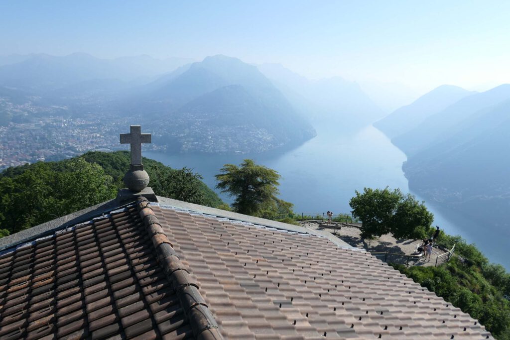 Blick von der Kirche San Salvatore auf den Luganersee
