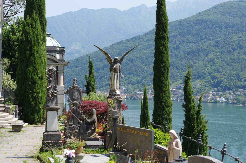 Friedhof der Kirche Santa Maria del Sasso in Morcote, Kanton Tessin