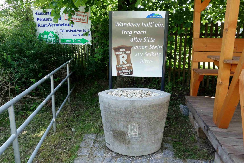 Nach altem Brauch nimmt der Wanderer einen Kieselstein aus der Werra mit, Rennsteig in Thueringern