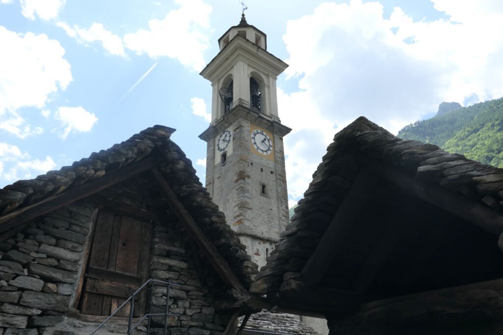 Kirchturm in Sonogno im Verzasca-Tal