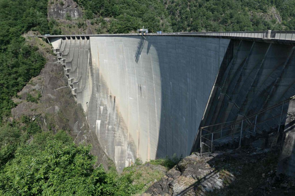 Staumauer im Verzasca-Tal