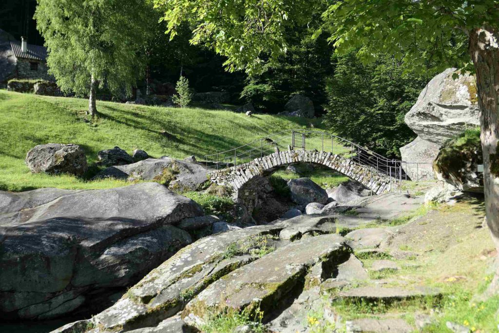 Steinbogenbrücke beim Maiensäss Puntid im Val Calnègia, Schweiz