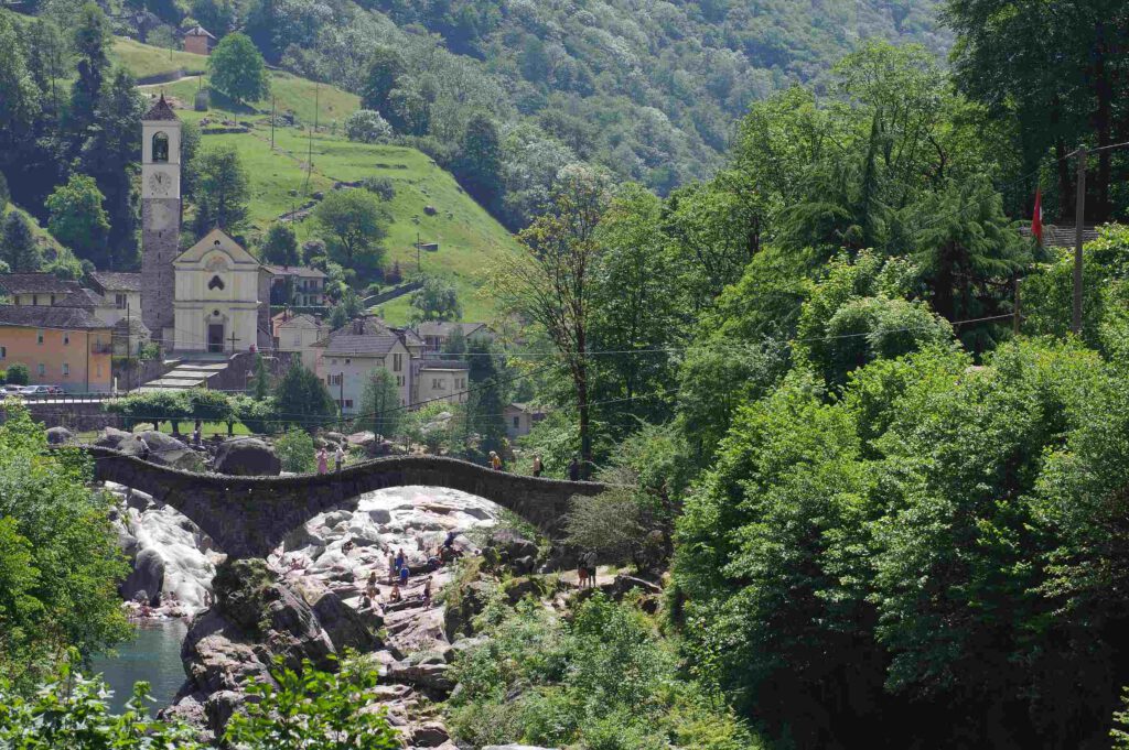 Steinbogenbrücke und Kirche von Lavertezzo im Verzasca-Tal im Tessin, Schweiz