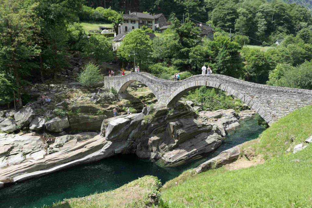 Steinbogenbrücke Ponte dei Salti in Lavertezzo im Verzasca-Tal im Tessin