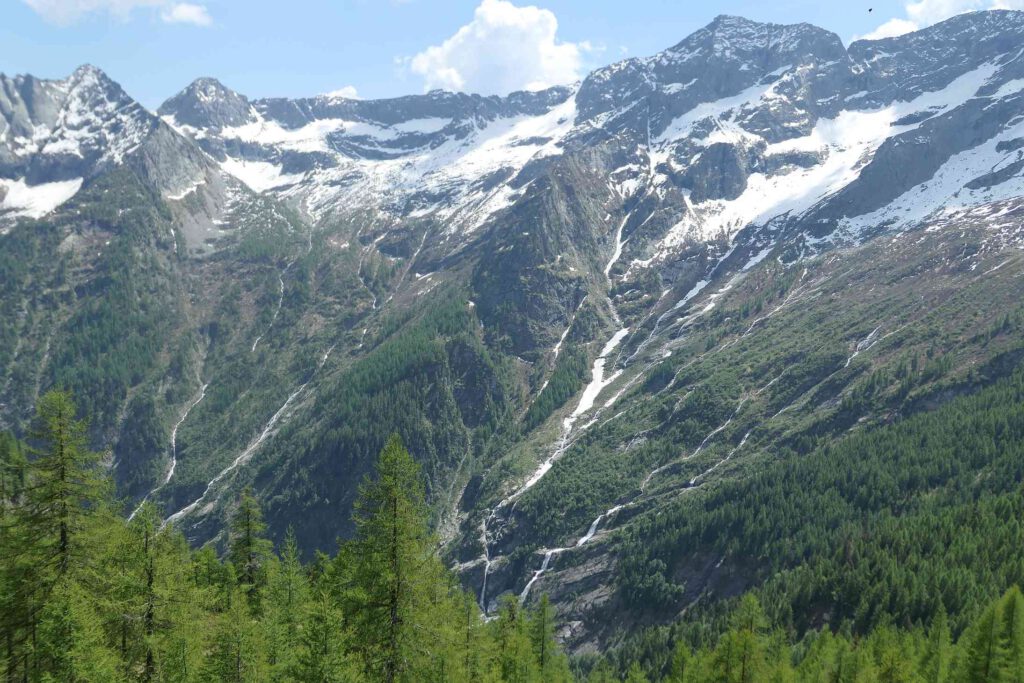 Wanderung-zu-den-Laghi-della-Crosa-im-Kanton-Tessin